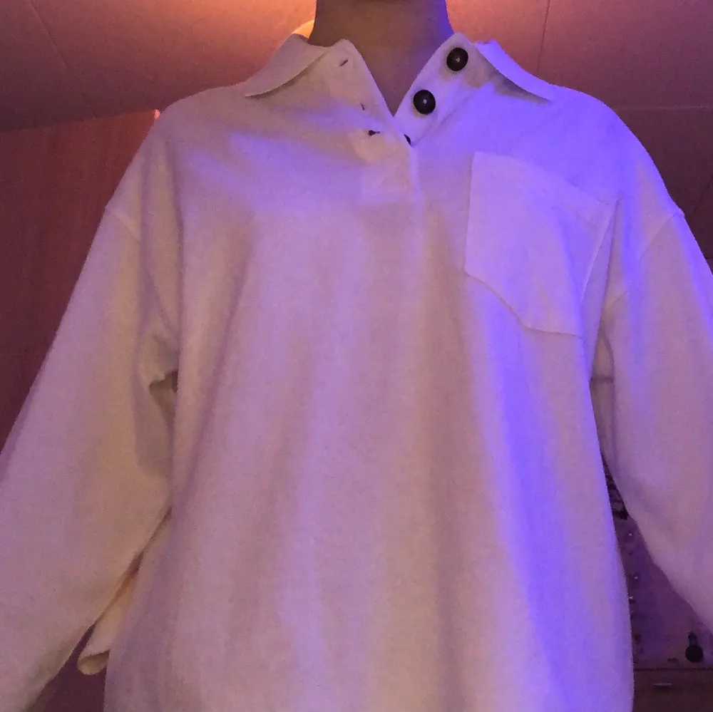 Vit cool tröja från monki!🤍 Storlek xxs men är oversized . Tröjor & Koftor.