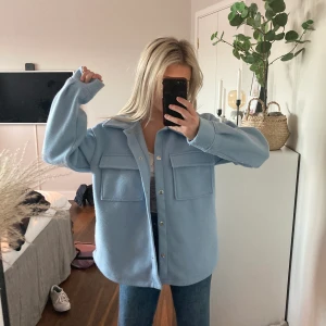 Jacka från Ginatricot  - Säljer denna fina jacka i blå/babyblå. Jackan är lite tjockare och går att knäppa. Endast använd ett fåtal gånger och säljer då den inte används. Jackan är köpt från Ginatricot och är i storlek XS men även S. 