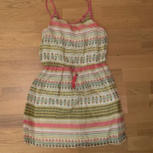 Tommy hilfiger klänning, barn - Otroligt fin barnklänning från Tommy hilfiger i storlek 152. Klänningen är i bra skick!