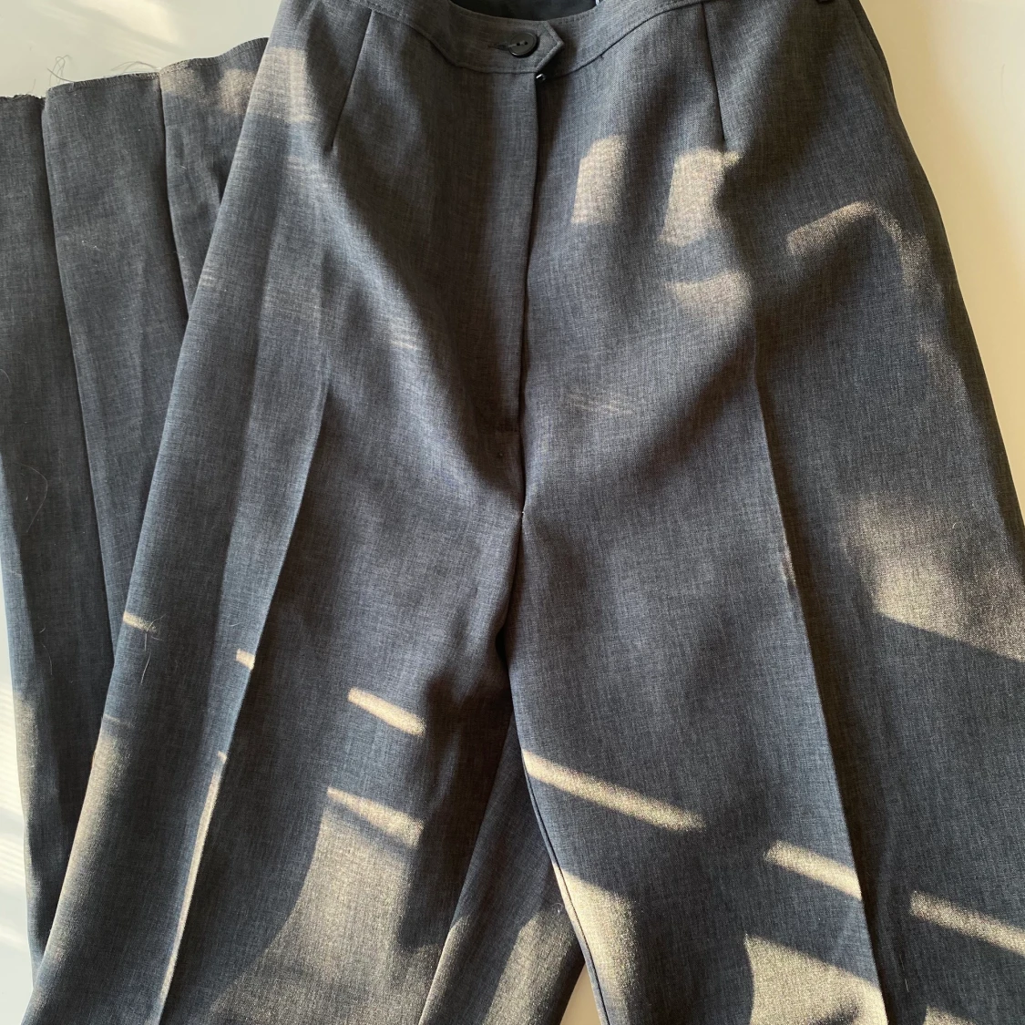 Grå kostymbyxor  - 90