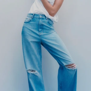 Zara jeans - Strl 38, fett snygga baggyjeans med hål i knäna. Jättehärlig blå färg