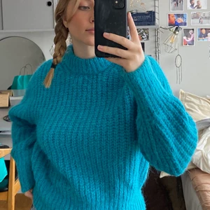 blä stickad tröja - stickad tröja i fett najs färg, från h&m! mycket sparsamt använd ❤️