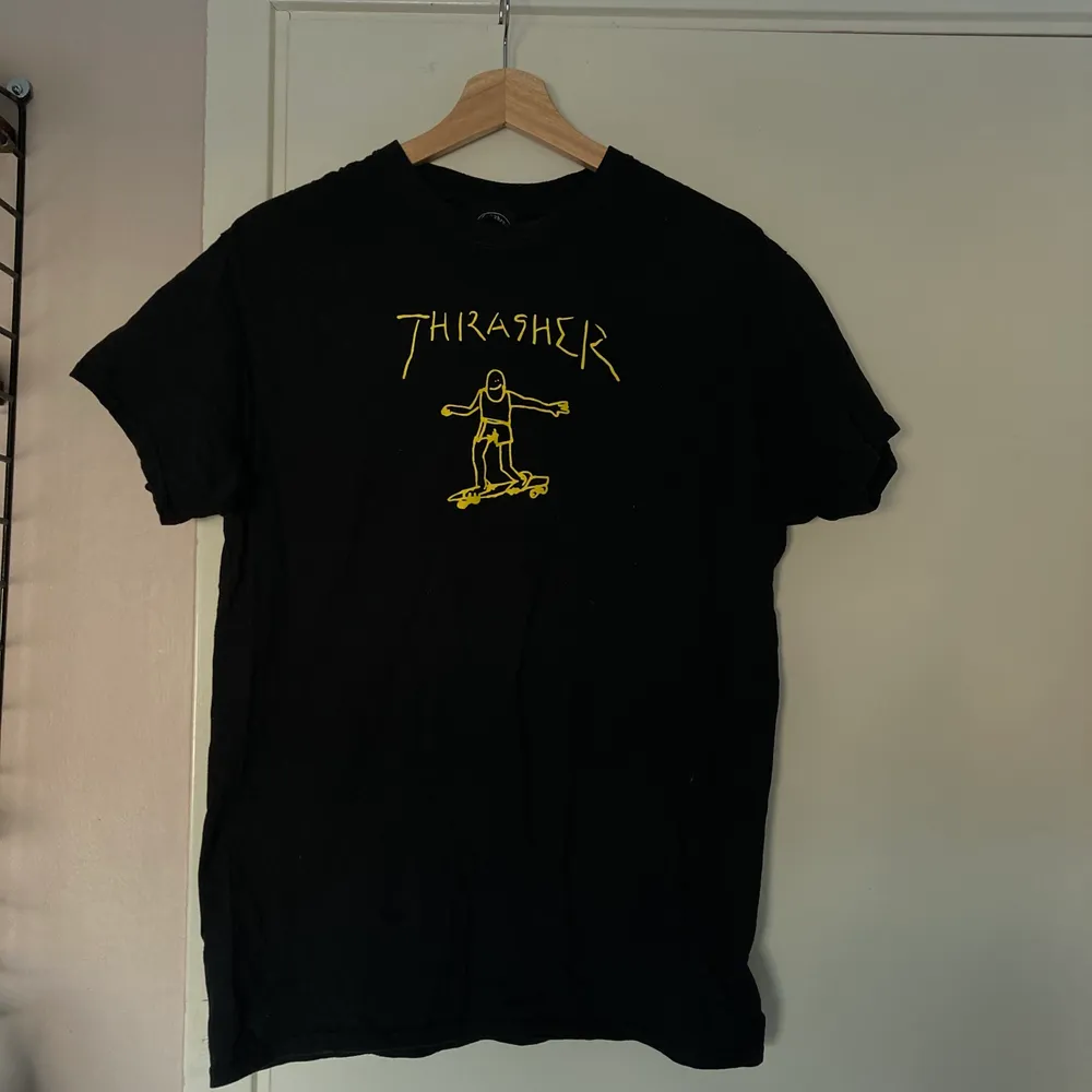 En thrasher t shirt med gult tryck . T-shirts.