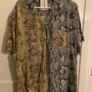 Skjorta ormskinn - Skjorta i ormskinnsmönster från Collusion. Strlk L. 