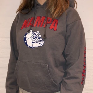 Vintage Hoodie Nampa  - Vi säljer denna mörkgrå hoodie med Nampa tryck på framsidan och volleyball tryck på vänster arm. Priset är 329kr.  Den har ingen storlek men sitter som en M eller S. Personen på bilden är 165 och brukar ha på sig M. Det finns lite fläckar vid trycket och på höger arm. Detta syns lite i bilderna men vi skickar även vid intresse. Kontakta oss på Plick eller vår Instagram @wanderetro. Om flera visar intresse blir det budgivning. Köparen står för spårbar frakt på 66kr. 🤍