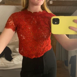 Zara topp - Supergullig röd spetstopp från zara! Väldigt sparsamt använd och i mycket fint skick!