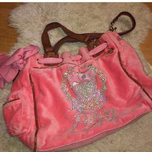 LÅNADE BILDER Rosa juicy couture väska med både Axel och handtag, köpt här på plick men har inte kommit till användning. Väskan är 35x28 cm. Köparen står för frakt 120kr