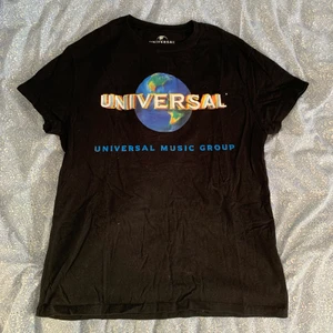 T-shirt - Svart t-shirt med tryck från Pull & Bear! 70 kr (inklusive frakt) och den är din!!💗💗