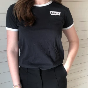 T-shirt - Levi’s T-shirt Färg: svart med vita detaljer Fler bilder? Kontakta oss!