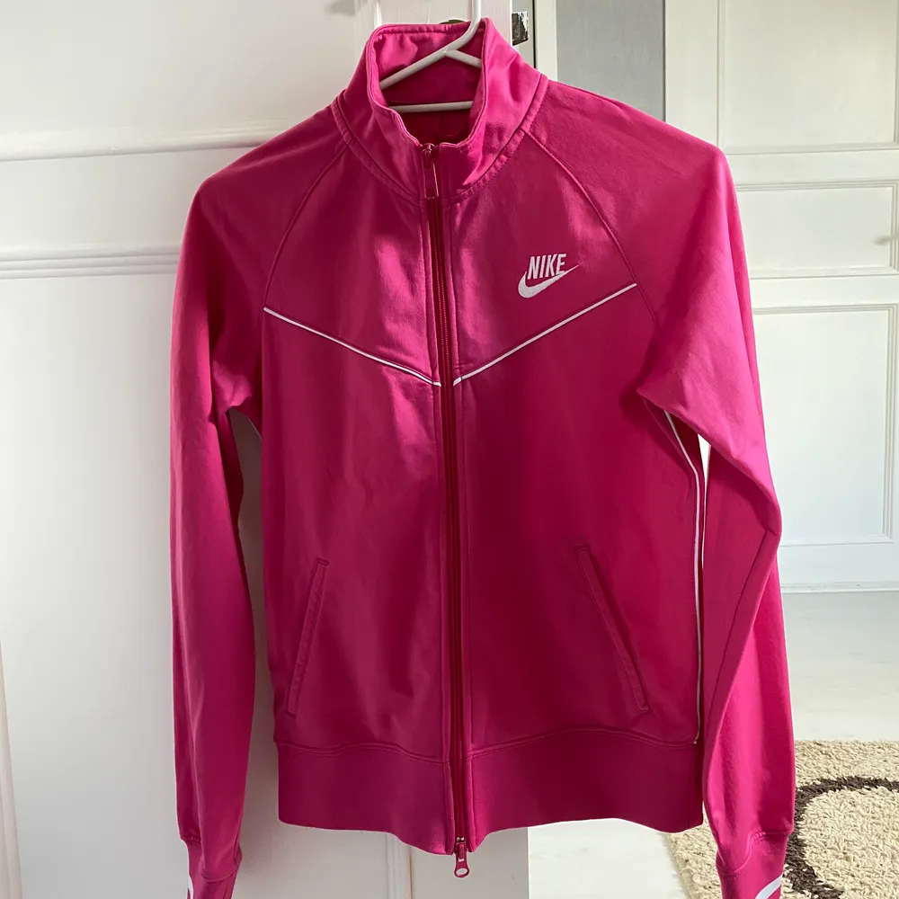 Rosa tröja/jacka från Nike, storlek s. Fint skick. Kontakta mig så snabbt som möjligt om du är intresserad. Tröjor & Koftor.