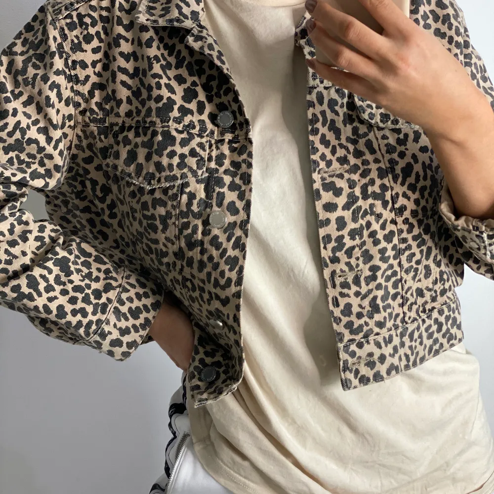 Säljer en jättefin jeansjacka i leopard print från Gina Tricot! Storlek M men passar även för S! Köpt för 300 säljer för 180kr inklusive frakt!!. Jackor.