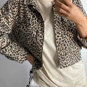 Jeansjacka från Gina Tricot - Säljer en jättefin jeansjacka i leopard print från Gina Tricot! Storlek M men passar även för S! Köpt för 300 säljer för 180kr inklusive frakt!!