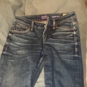 Jeans - Jeans från crocker! Är lite slitna och har ett hål mellan benen som enklelt går att laga därav priset☺️. Skriv till mig för fler bilder. Pris kan diskuteras