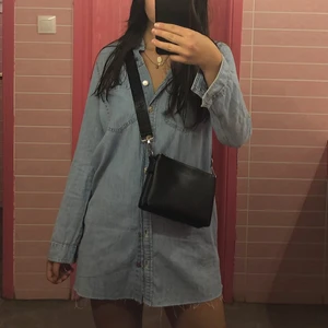 jeansklänning - säljer denna långa jeansskjorta/klänning från zara. gott skick 💙 pris går att diskuteras vid snabb affär. 