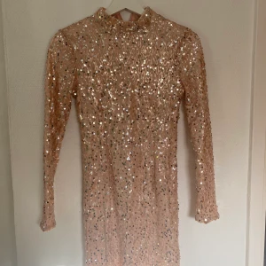 Gina tricot klänning  - Knappt använd glittrig klänning i storlek xs