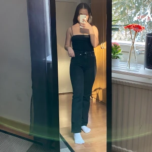 Svarta, raka jeans - Skitsnygga svarta, raka jeans från HM. Säljer då de inte riktigt passar mig. Jag är 157 cm lång och längden är bra. Frakten bör ligga runt 66 kr och ingår ej i priset.