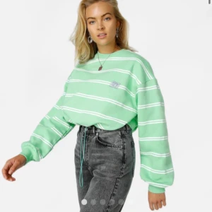 Tröja - En croppad tröja med dragsko i nederkanten från junkyard. Jättemysig fodring inuti. Storlek S men passar även mig som är mer M. Knappt använd✨