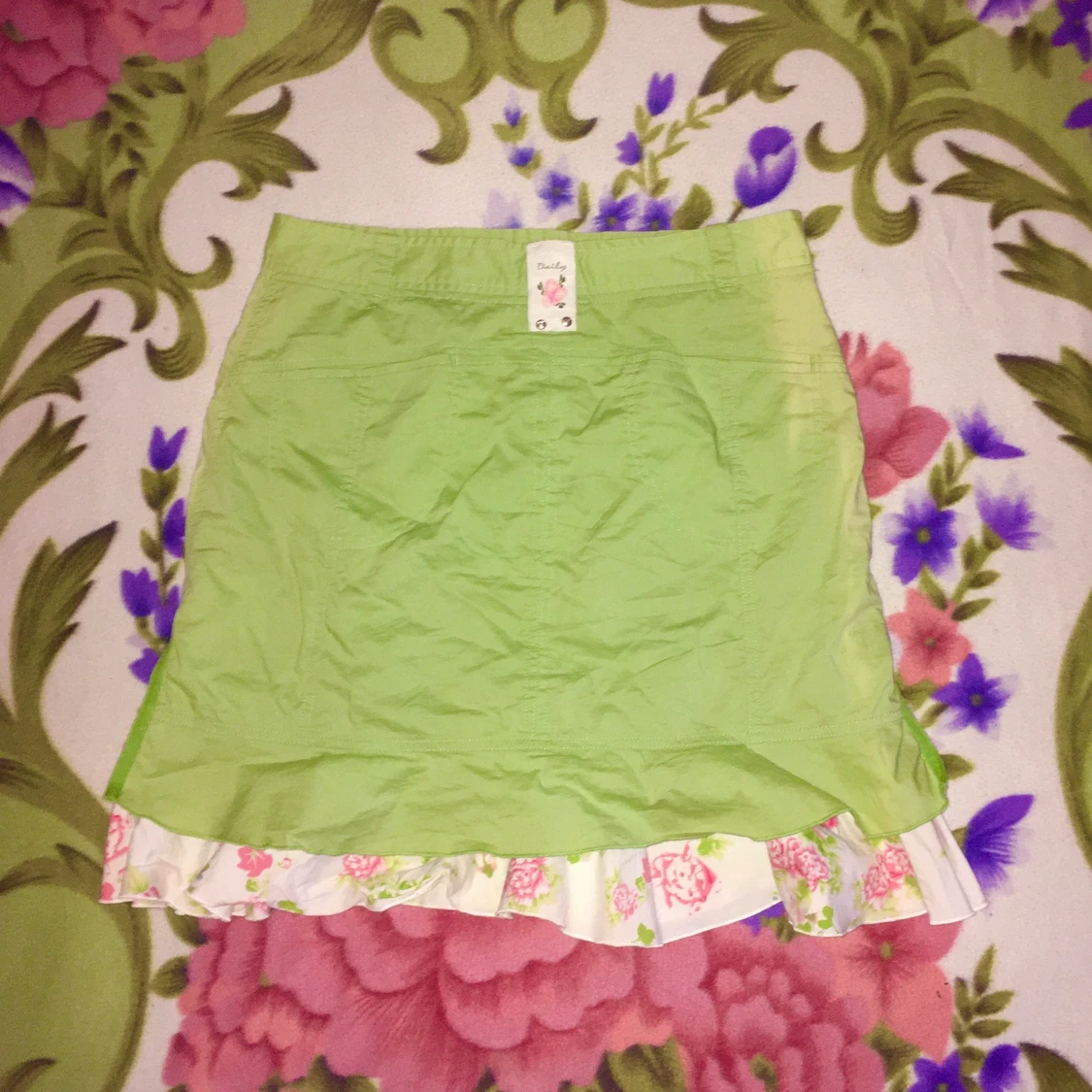 Grön kjol med rosor 🌹 i storlek Medium - 90