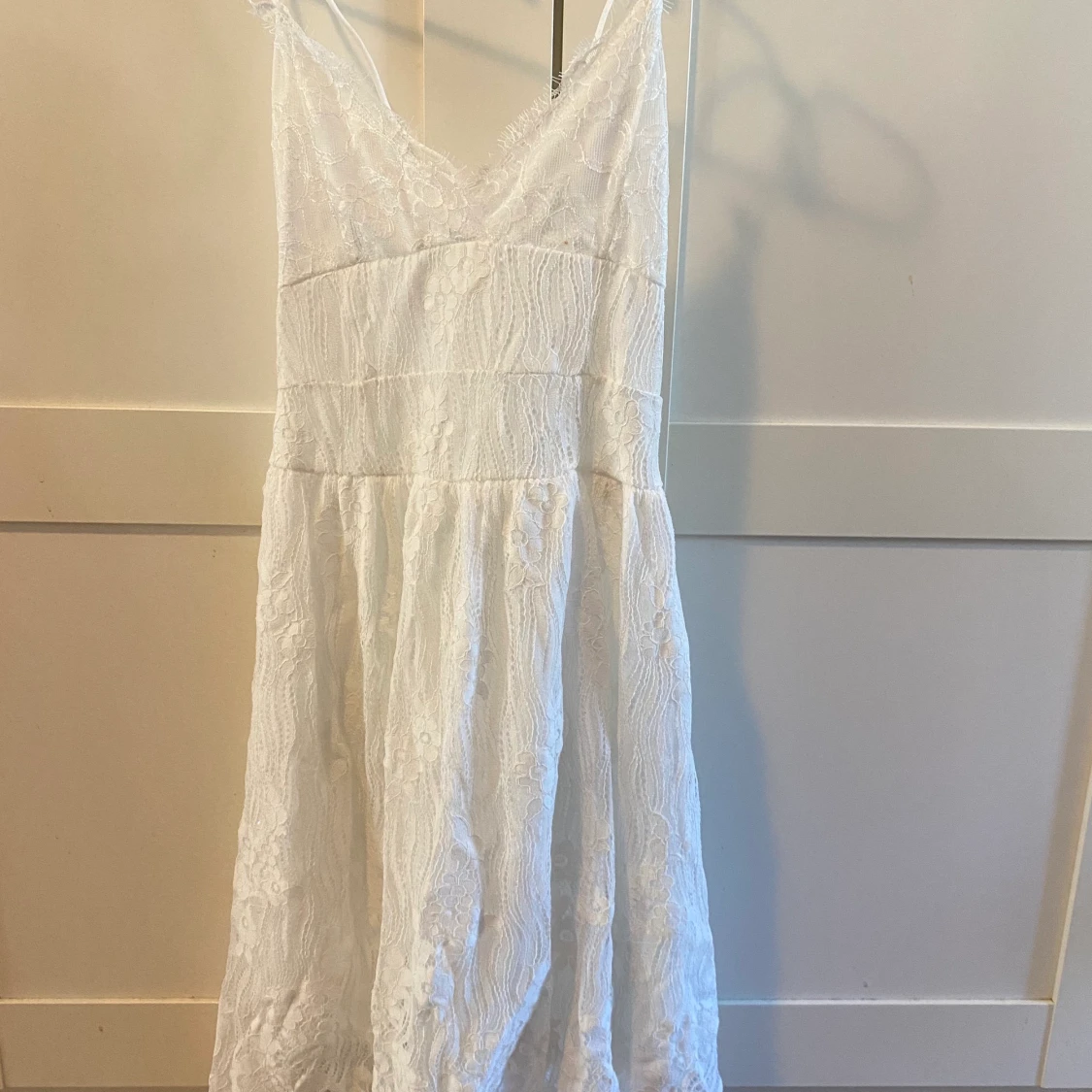 Spetsklänning med snöring i rygg