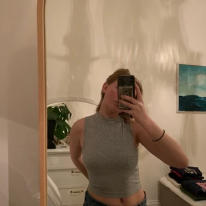 Grått turtleneck linne  - Ett jätte sött grått linne från bikbok i size xs men passar ganska säkert till M om inte större(alltså väldigt stretchig)💞💞💞 köpare står för frakt