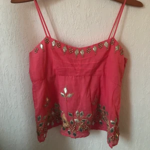 Vintage linne!! - Supersuperfint linne med detaljer å paljetter, köpt på en vintage-butik, jättebra material!! Finns en dragkedja på sidan💕💕 storlek 38 men passar också mig som är 36. säljer för 60kr + 40kr frakt, eller möts vi i Malmö! 