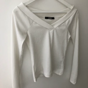  off-shoulder tröja - En vitt off shoulder tröja från bikbok. Endast använt två ggr.