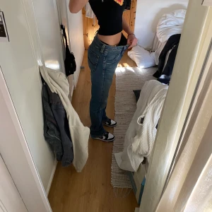 Lee y2k jeans - Långa och stora jeans från Lee. Köpta second hand. Storlek 33/36. Funkar med bälte eller knapp tricket.