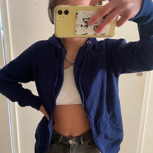 Blå munkjacka  - Köpt på Beyond Retro för 300kr. Superfint skick! Står ej storlek men jag är vanligtvis S som referens. Väldigt mjuk och skön inuti 