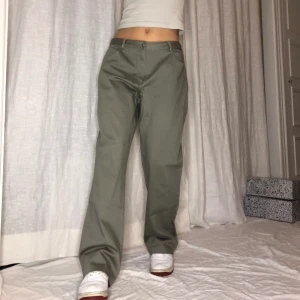 Gröna Chinos - Baggy och coola ’chinos’👍🏻 midja 87cm innerbenslängd 75cm💗 