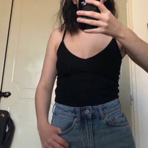 Linne - Svart ribbat linne i gott skick. Passar till allt!