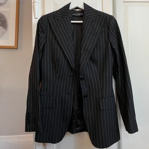 Kavaj Dolce & Gabbana (Äkta) - Köpt här på Plick för 550kr+frakt, var tyvärr för liten så säljer vidare. Väldigt fint skick, svart & vit, tidlös kavaj! Från Dolce & Gabbana (ÄKTA) i strl 40. Liten i storleken så mer som en 36. 