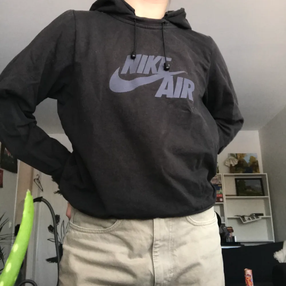 Svart Nike hoodie med blå/grå logga, den sitter helt perfekt då den inte är för lång, den har också spännen på båda sidor så att man kan dra åt den om man vill🥰. Tröjor & Koftor.