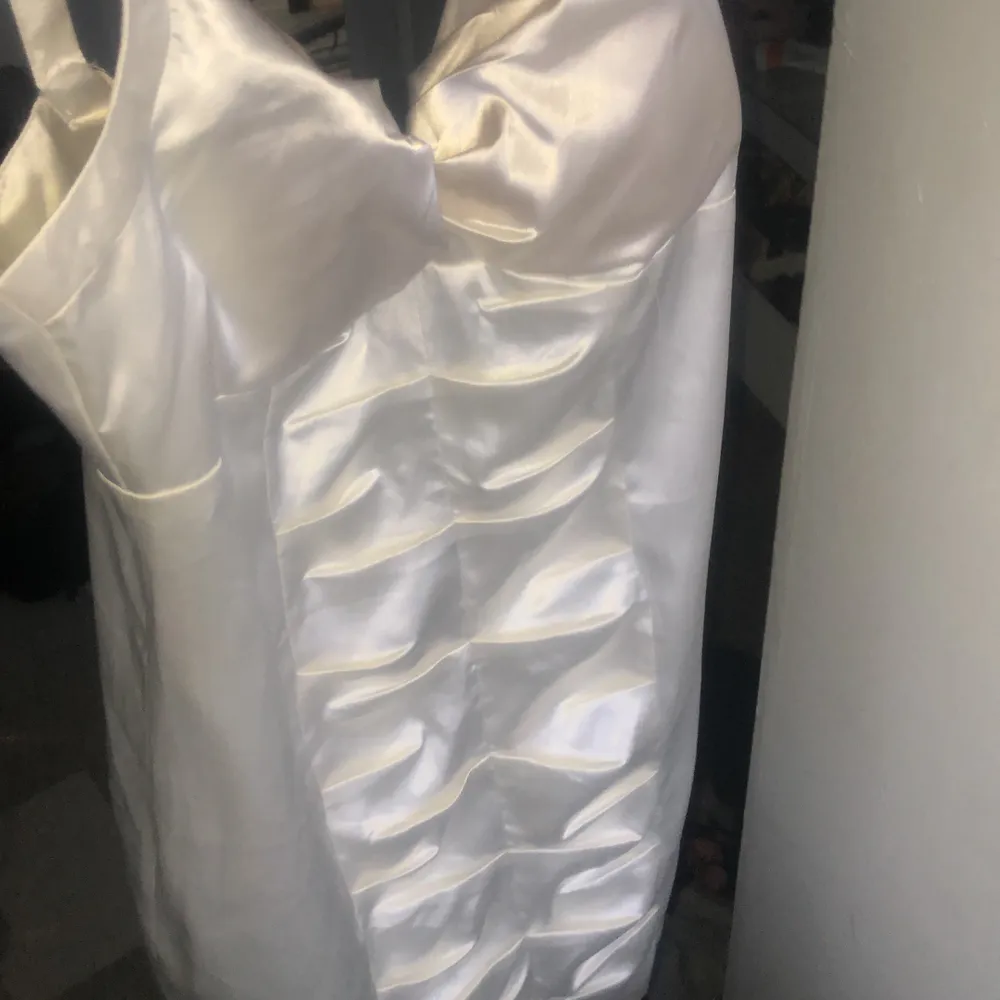  Hej! Säljer denna vita tajta klänning för att den inte används längre  Pris: 60kr utanför frakt  Originalpris: säljs inte längre men skulle tippa på någonstans mellan 400-500. Klänningar.
