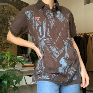 American Eagle polo - Säljer min oversized American Eagle polo som tyvärr inte kommer till användning. 💞 köparen står för frakten men jag möter även upp i Lund💞 