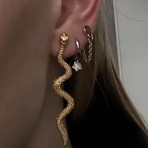Säljer mina orm liknande guld öronhängen, då de inte kommer till användning. Skicka gärna DM vid frågor eller vid intresse😊 