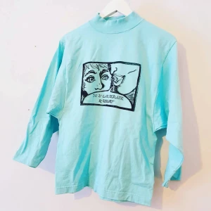 Screentryckt tröja - Långärmad turkos tröja med trycket  "Do you care, repair and rewear?" 💙🖤 Trycket har fått ett lite annorlunda men cool 3D känsla! - Storlek: S/M 34-36 -Kostnad: 150 kr Kan mötas upp i Luleå! - Frakt: 48 kr