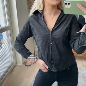 Burberry skjorta  - Äkta skjorta från Burberry. Storlek large men passar Small/ medium. Använt fint skick. Bud 120kr