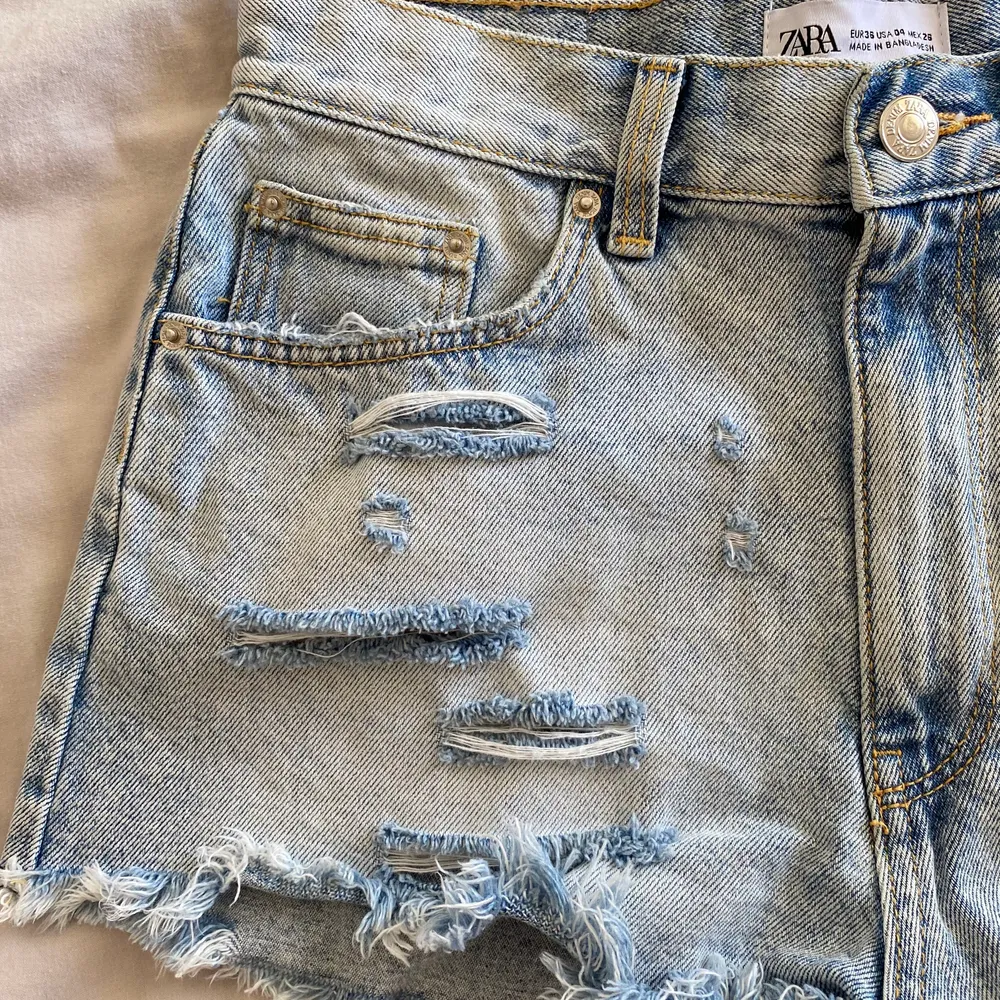 Säljer mina favorit jeansshorts från Zara som jag tyvärr inte använder längre. Perfekt passform och väldigt fin blå färg.. Shorts.
