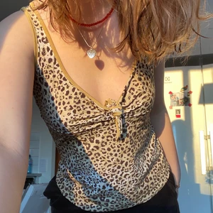 Leopardmönstrat linne - Gulligt stretchigt linne med söt knytning! Köpt på humana men känns som ny! Sitter på S men skulle passa lite större också då det är stretchigt material. Frakt tillkommer 24kr