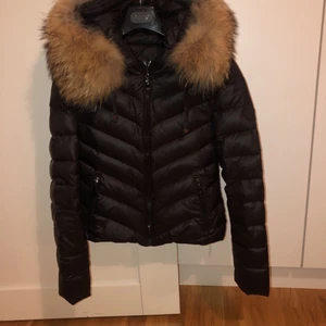Hollies  - En svart hollies dun jacka i kort modell, jag kommer inte ihåg vad modellen heter men jag har den i storlek 36. I vanliga fall är jag en 38 men jackan passar mig, så skulle säga att den är en M.  Säljer för 600, kan tänka mig gå ner i snabb affär 💕💕 Den är såklart äkta med äkta päls.