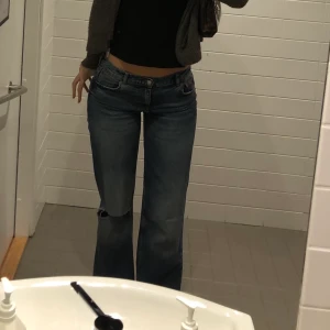 Zara jeans  - Low waist jeans från Zara ❤️ Stl 40, men passar även 36-38 beroende på passform. Midjemått: 80cm. Innerbenslängd: 87cm