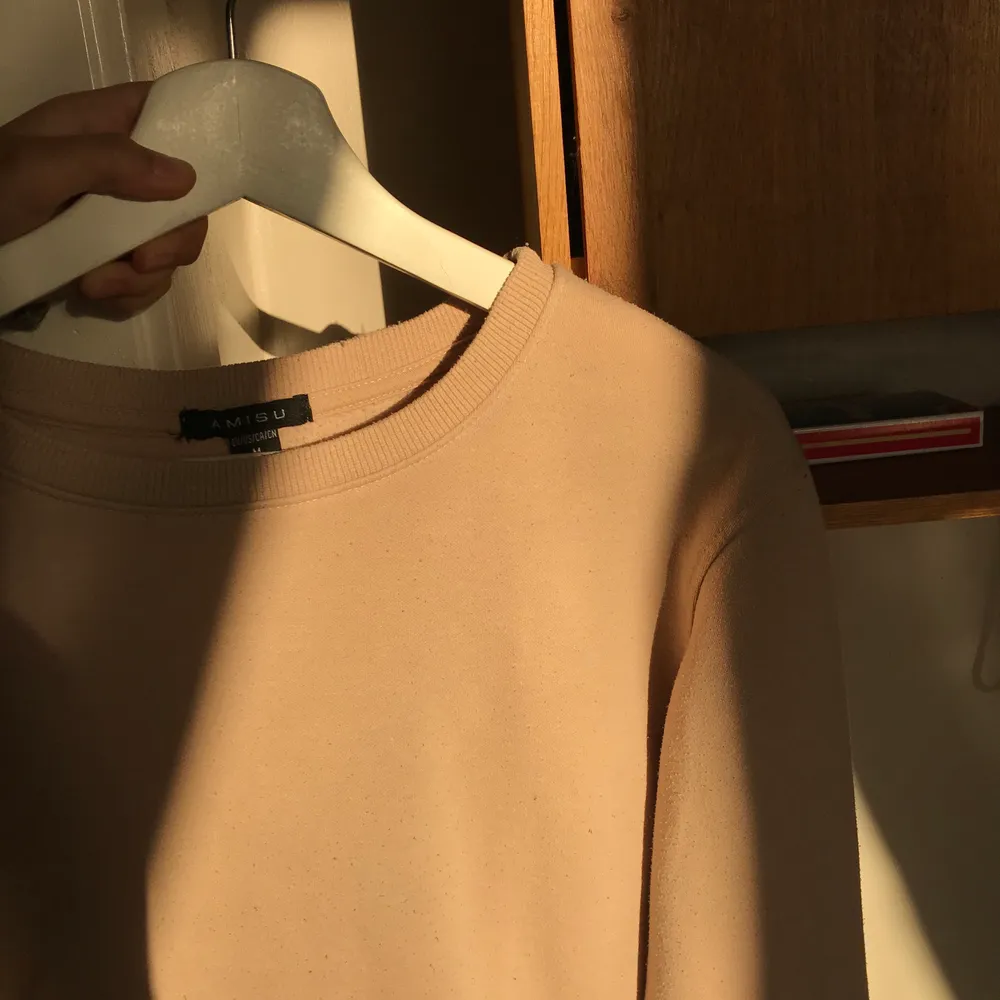 Jättemysig beige tröja från new yorker (man ser färgen bättre på andra bilden) 60kr + frakt 😊. Tröjor & Koftor.