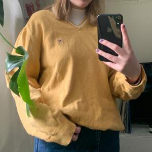 Jättefin gul tröja! Perfekt till våren!🤩 sitter oversized på mig som bär M-L