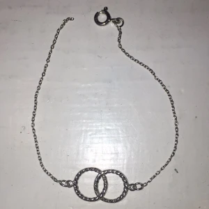 Silver armband - Det är trasigt så man inte kan sätta ihop det, men går att laga billigt! Köptes för 300:-