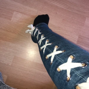 Jeans med snörning - Säljer dessa coola jeans från H&M som jag köpte för längesen men som tyvärr inte passar mig längre. 100kr + frakt. Hör av dig om du undrar något mvh
