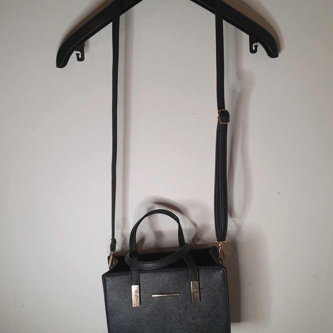 Svart axelremsväska
