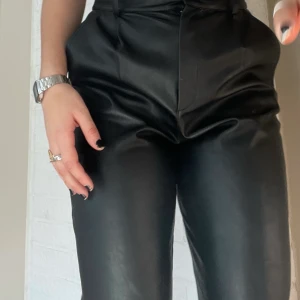 Skinnbrallor - Skinnbrallor från hm, endast använda en gång. Lite korta i benen men snyggt om man har långa strumpor till. Kom med egna bud. 