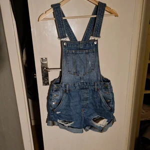 Hängsleshorts str 36 - Supergulliga hängsleshorts från HM, passar lite tight i benen för mig som brukar vara str 36 i jeans.