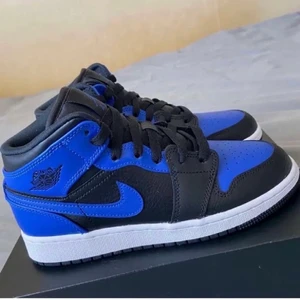 Jordan 1 - Säljer mina Jordan 1 mid hype royal för att dem inte satt så bra på mig. Dem är äkta vilket ni kan se på andra bilden och är endast använda 1 gång. 