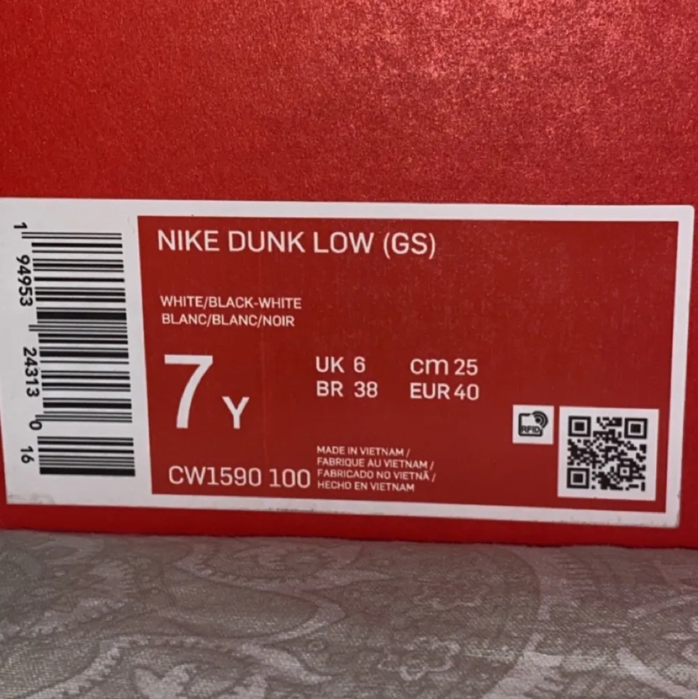 Ett par Nike dunk low black and white helt nya i strl 40 i Junior, kan mötas upp i Stockholm tänkte lägga bud som börjar från 1000 kr<3 Budet ligger på 1300. Skor.